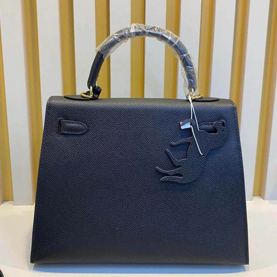 Hermès – Kelly 28-tas in zwart met goudkleurige hardware