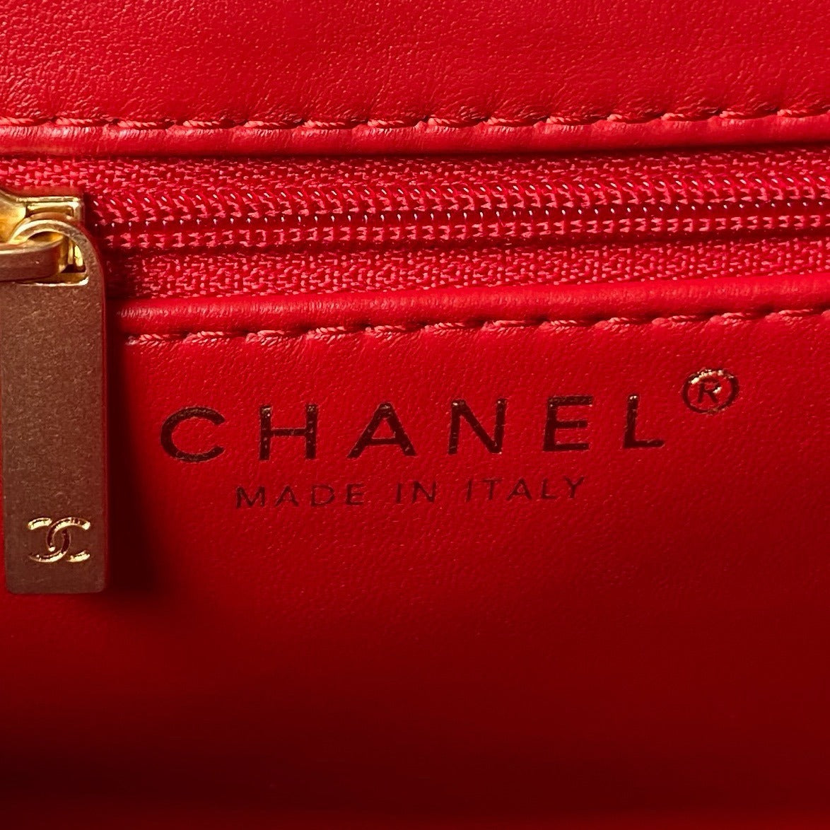 Chanel Matelassé Handtas in Rood Canvas