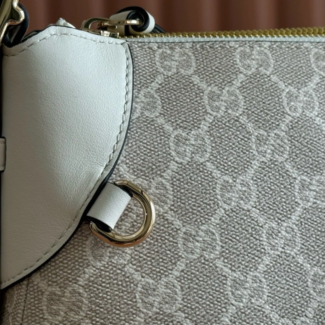 Gucci – Small GG Emblem schoudertas