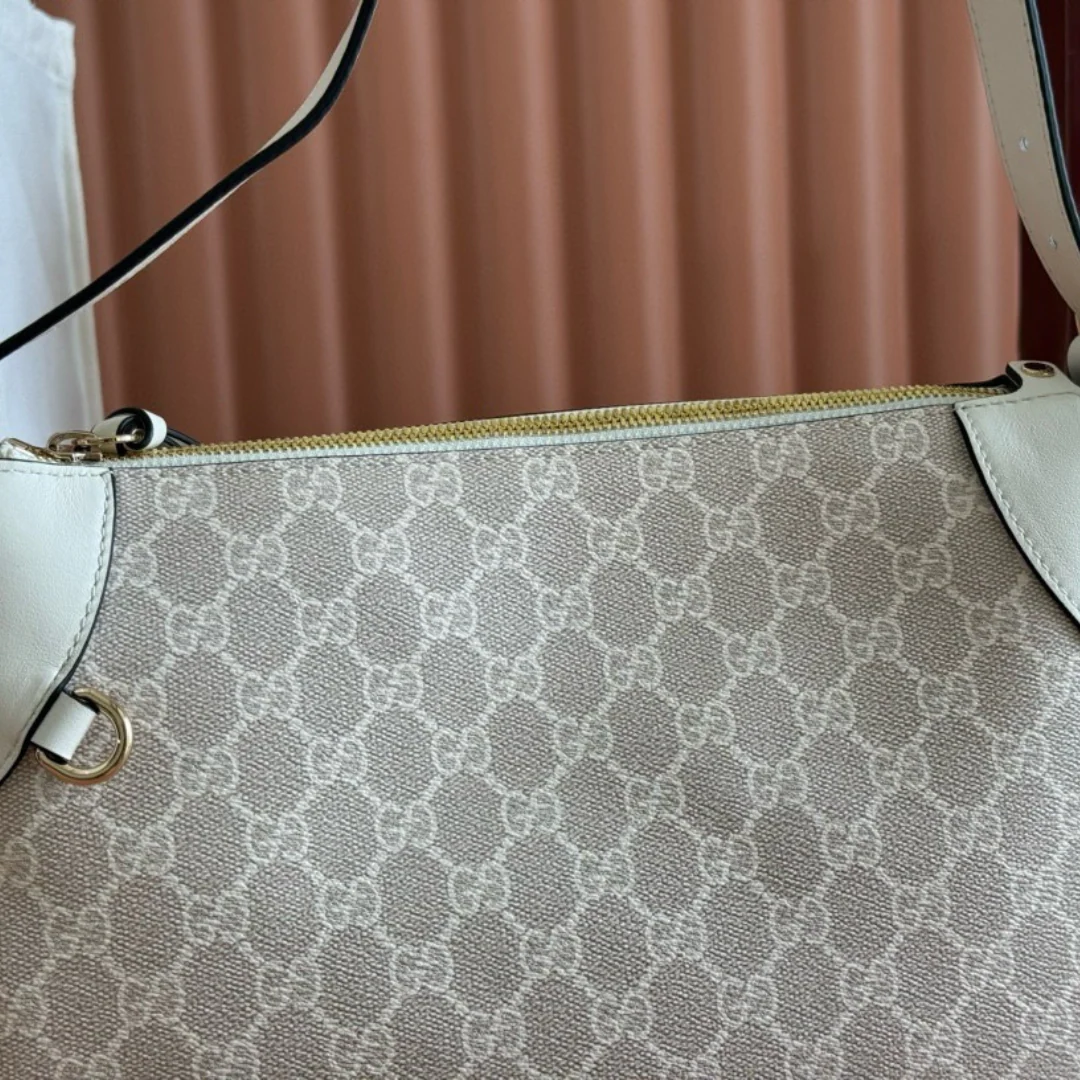 Gucci – Small GG Emblem schoudertas