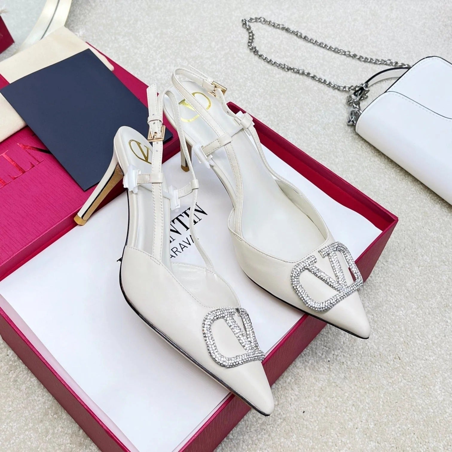 Valentino Garavani – VLogo Signature Diamond Slingback in wit kalfsleer