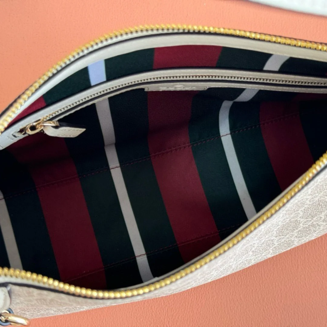 Gucci – Small GG Emblem schoudertas