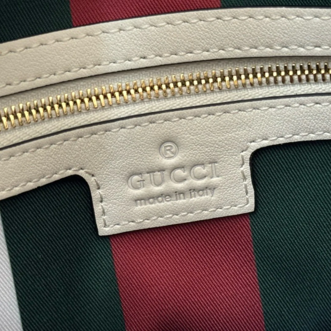 Gucci – Small GG Emblem schoudertas